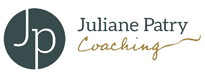 Logo-Juliane-Patry-Coaching_400 Logo von Juliane Patry Coaching, ein grüner Kreis mit einem J und einem P im inneren, rechts daneben der Schriftzug Juliane Patry, darunter Coaching in einer Handschrift
