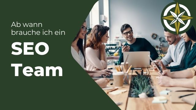 Marketing-Team sitzt gemeinsam am Tisch und bespricht SEO-Strategie auf Laptop – Symbolbild für SEO-Teamaufbau im Mittelstand