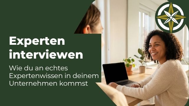 Vorschaubild mit dem dunkelgrünen Text: "Experten interviewen" und darunter "Wie du an echtes Expertenwissen in deinem Unternehmen kommst". Rechts zeigt es eine lächelnde Frau mit lockigem Haar, die an einem Tisch mit einem Laptop sitzt und interviewt wird. Im Hintergrund ist ein helles Büro zu sehen, und oben rechts befindet sich ein Kompass-Logo.